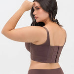 Vista lateral del brasier con cubrimiento completo en espalda, color caramelo