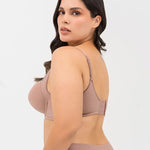 Vista lateral del brasier con aletas que cubren el pliegue axilar, color caramelo oscuro