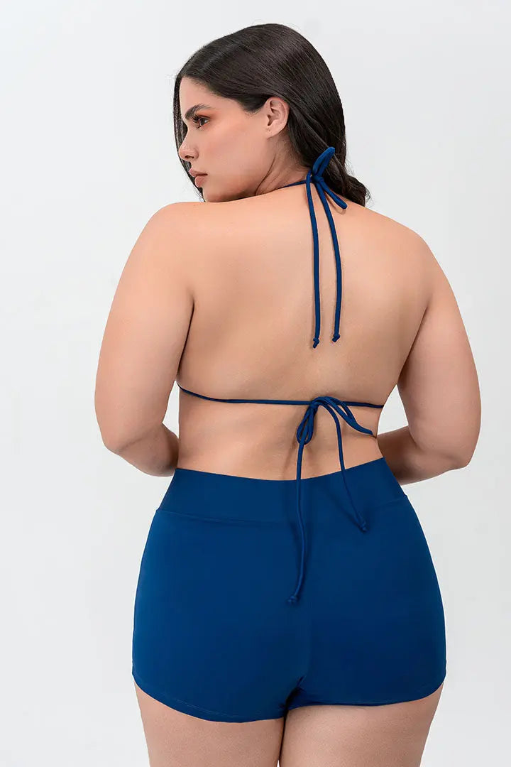 Detalle del ajuste y tela elástica en vestido de baño short Diane & Geordi - color azul vista trasera