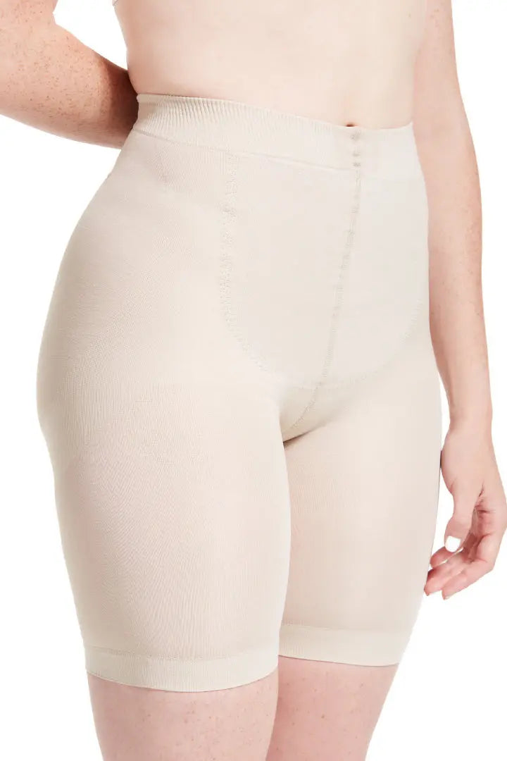 Short moldeador largo SoftControl con efecto levanta glúteos, color blanco plano detalle 