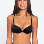 Modelo usando brasier push-up para escotes pronunciados color negro
