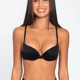 Modelo usando brasier push-up para escotes pronunciados color negro