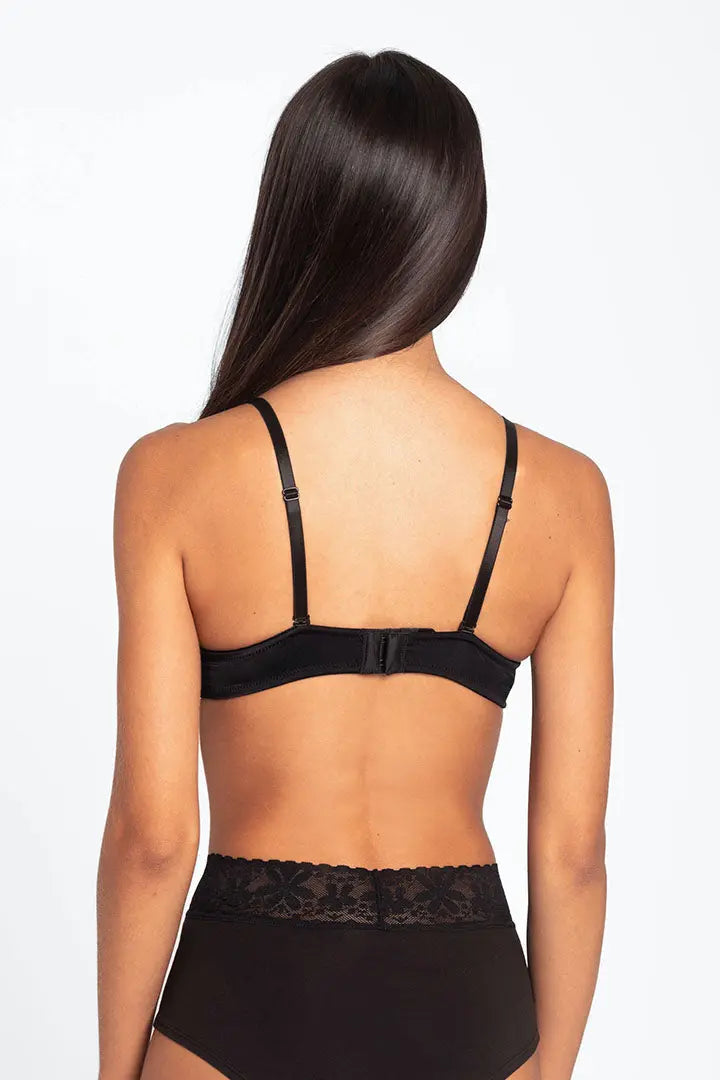 Modelo usando brasier push-up para escotes pronunciados color negro