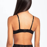 Modelo usando brasier push-up para escotes pronunciados color negro