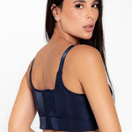 Vista lateral del brasier con cubrimiento completo en espalda, color azul oscuro