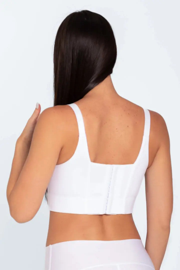 Vista lateral del brasier con cubrimiento completo en espalda, color blanco