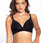 Modelo usando brasier Diane en microfibra de lujo color negro