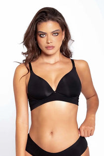 Modelo usando brasier Diane en microfibra de lujo color negro