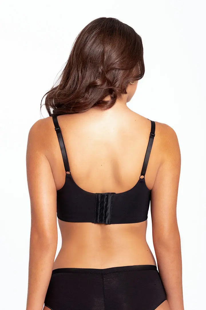 Modelo usando brasier Diane en microfibra de lujo