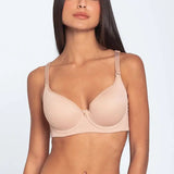 Modelo usando brasier de microfibra copa completa