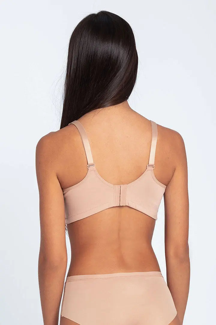 Modelo usando brasier de microfibra copa completa