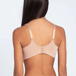 Modelo usando brasier de microfibra copa completa