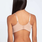 Modelo usando brasier de microfibra copa completa