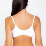 Vista lateral del brasier con aletas que cubren el pliegue axilar, color blanco