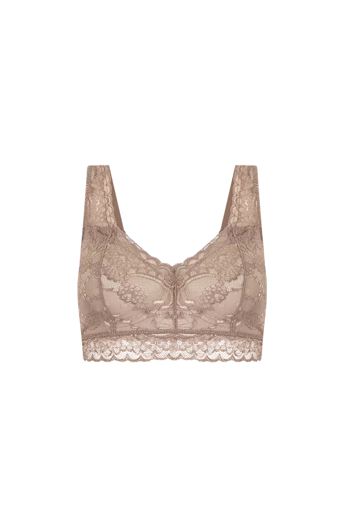 Mujer usando brasier copa completa sin realce con encaje suave Diane & Geordi, color blanco