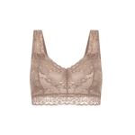 Mujer usando brasier copa completa sin realce con encaje suave Diane & Geordi, color blanco