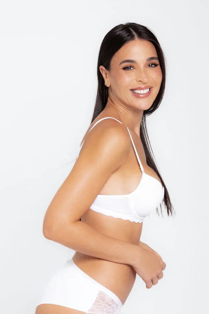 Brasier media copa (021350) Diane & Geordi Brasier media copa Diane en microfibra con encaje floral, referencia 021350, color blanco de lado