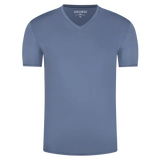 Camiseta cuello V hombre microfibra. Color azul true