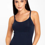 Camisilla seamless de microfibra con tirantes ajustables, color azul oscuro - modelo de frente 