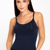 Camisilla seamless de microfibra con tirantes ajustables, color azul oscuro - modelo de frente 