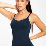 Camisilla seamless de microfibra con tirantes ajustables, color azul oscuro - modelo de lado