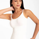 Camisilla seamless de microfibra con tirantes ajustables, color blanco detalle plano americano