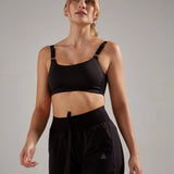 Top deportivo ajustado con cargaderas ajustables y GYO en espalda, color negro, modelo de cabello rubio