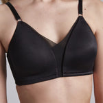 Mujer usando brasier triangular sin varilla con escote en tull Diane & Geordi, color negro