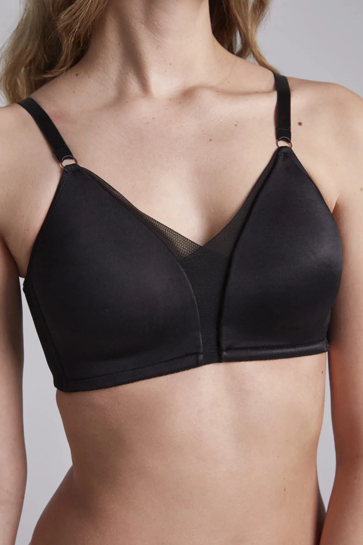 Mujer usando brasier triangular sin varilla con escote en tull Diane & Geordi, color negro