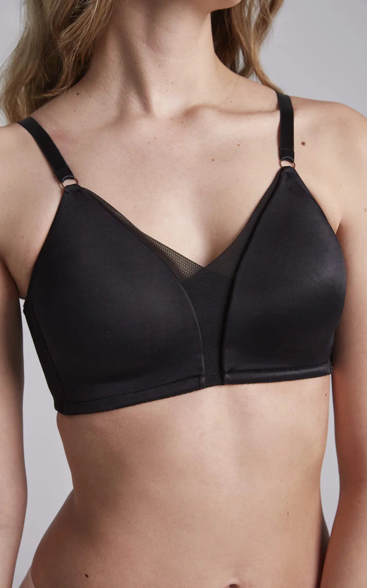 Mujer usando brasier triangular sin varilla con escote en tull Diane & Geordi, color negro