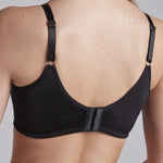 Mujer usando brasier triangular sin varilla con escote en tull Diane & Geordi, color negro