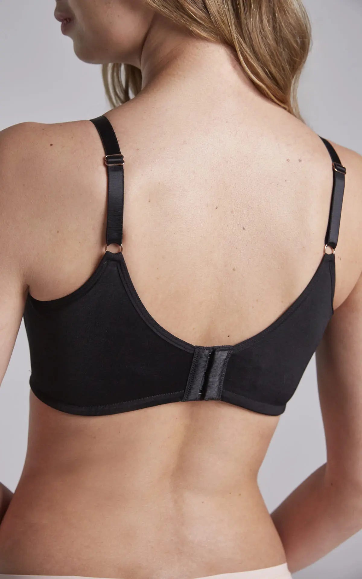 Mujer usando brasier triangular sin varilla con escote en tull Diane & Geordi, color negro