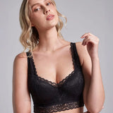 Mujer usando brasier copa completa sin realce con encaje suave Diane & Geordi