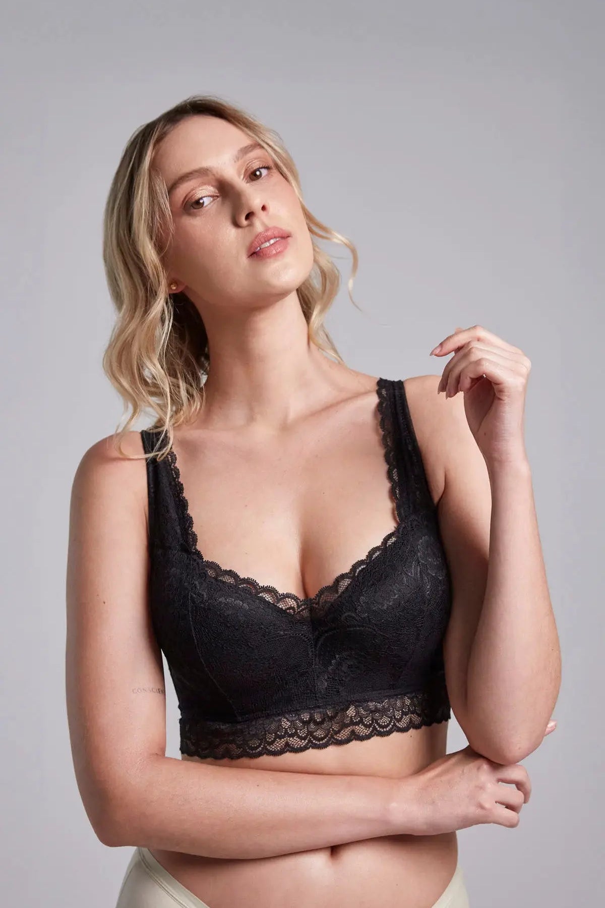 Mujer usando brasier copa completa sin realce con encaje suave Diane & Geordi