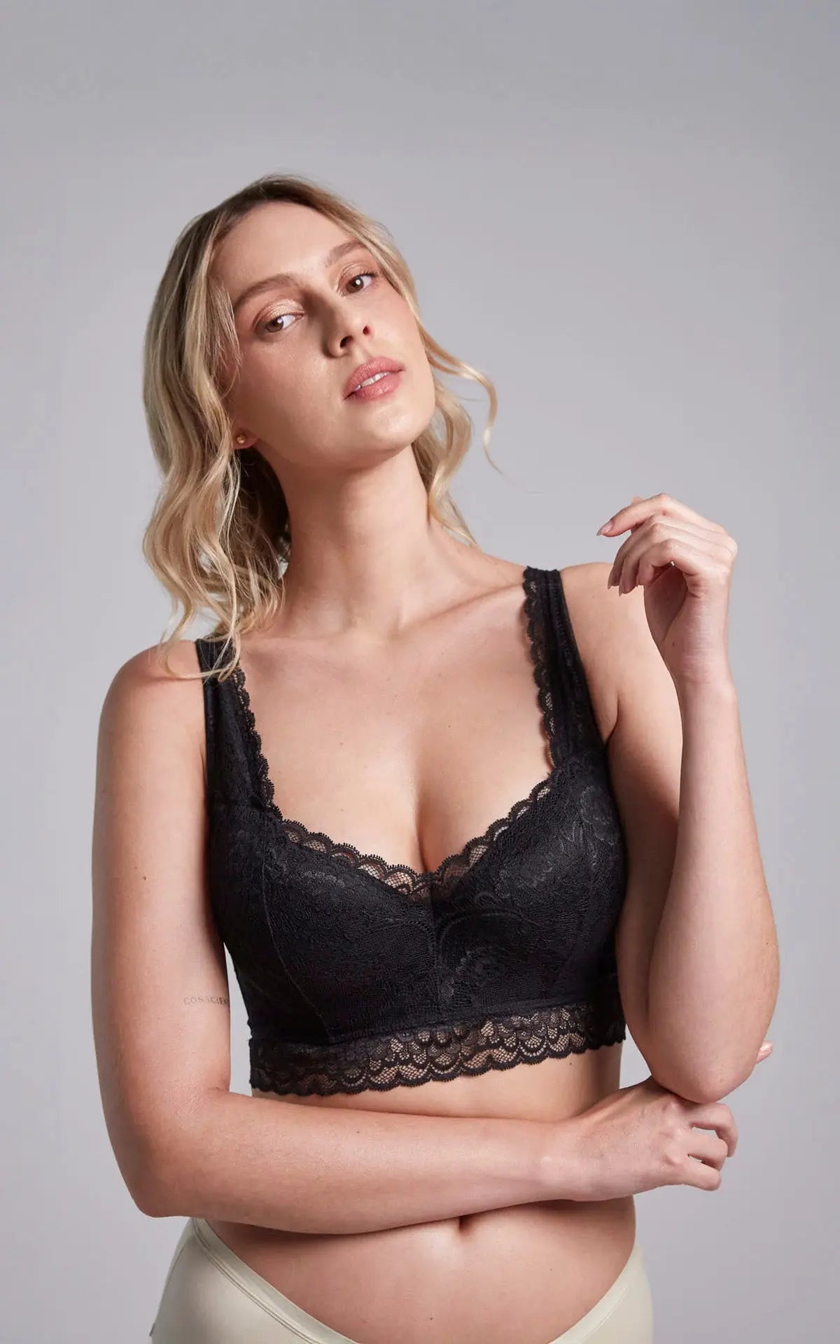 Mujer usando brasier copa completa sin realce con encaje suave Diane & Geordi