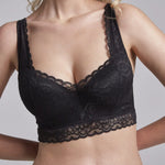Mujer usando brasier copa completa sin realce con encaje suave Diane & Geordi, color negro