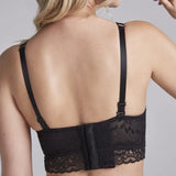 Mujer usando brasier copa completa sin realce con encaje suave Diane & Geordi, color negro
