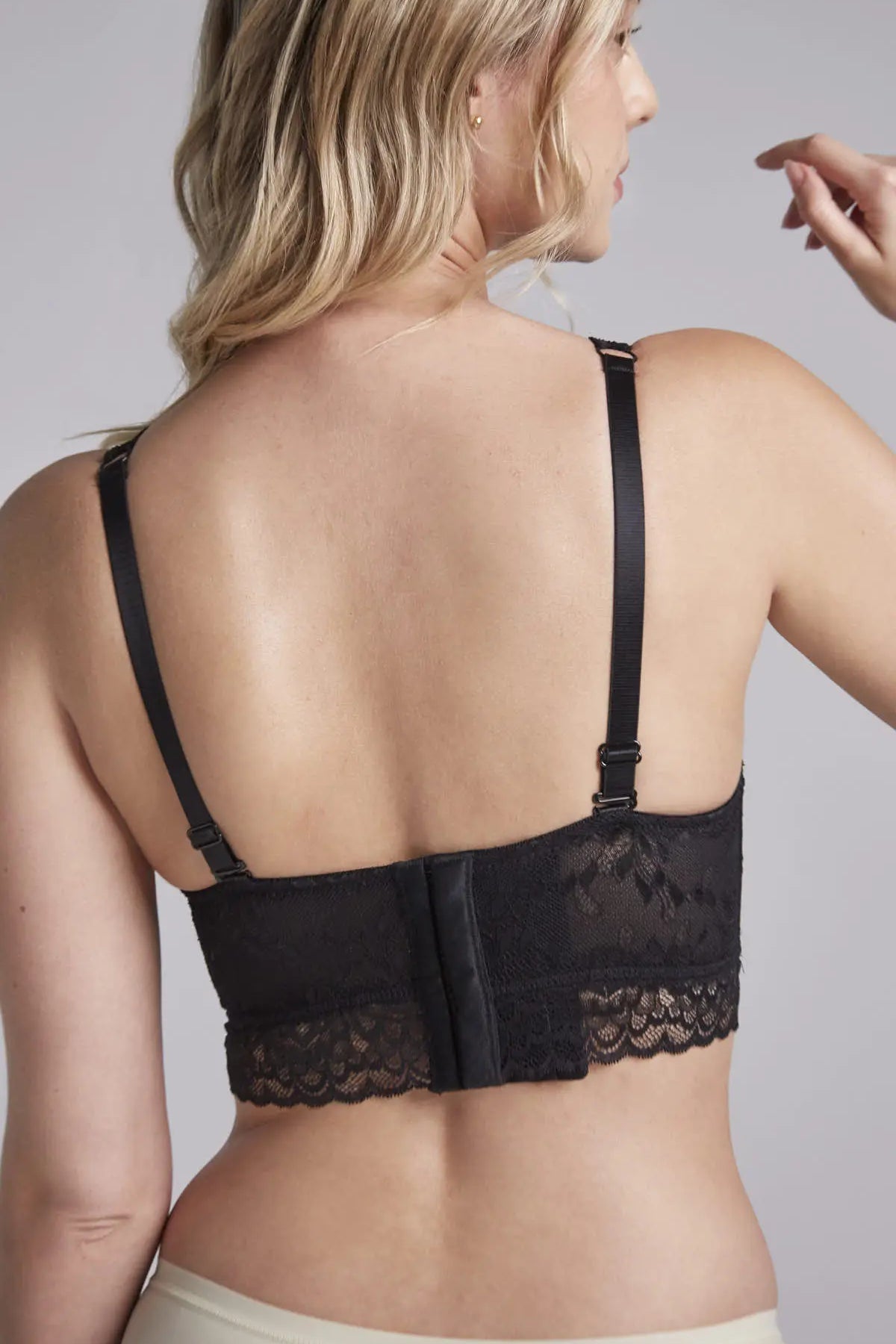 Mujer usando brasier copa completa sin realce con encaje suave Diane & Geordi, color negro