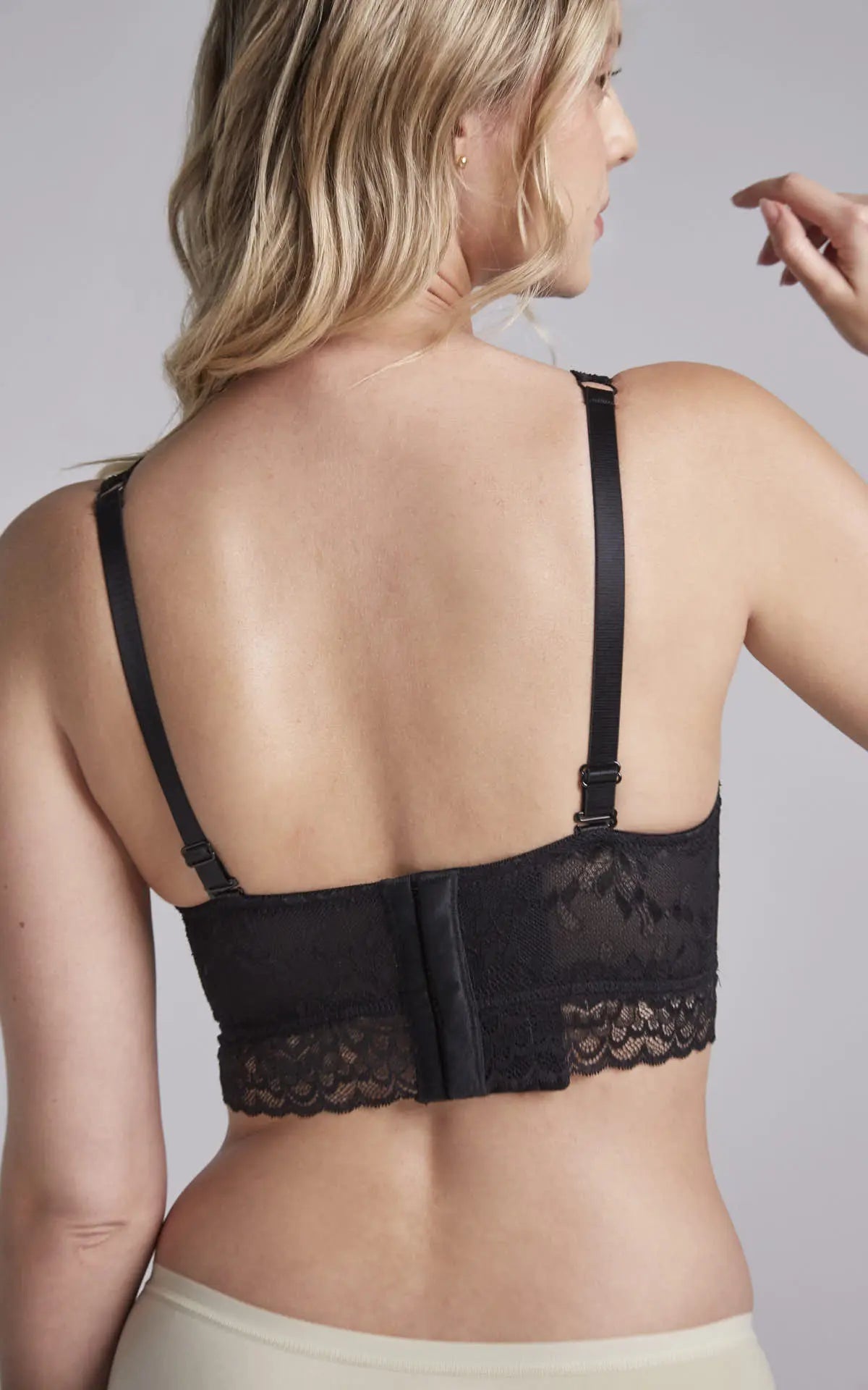 Mujer usando brasier copa completa sin realce con encaje suave Diane & Geordi, color negro