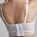Mujer usando brasier copa completa sin realce con encaje suave Diane & Geordi, color blanco