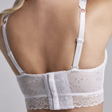 Mujer usando brasier copa completa sin realce con encaje suave Diane & Geordi, color blanco