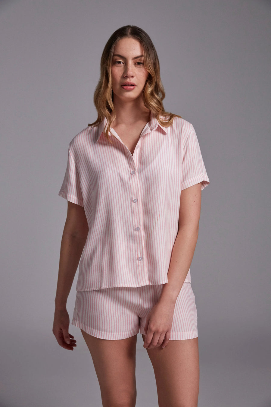 Conjunto de pijama Diane & Geordi con camisa estampada de manga corta y short a juego, elaborado en viscosa.