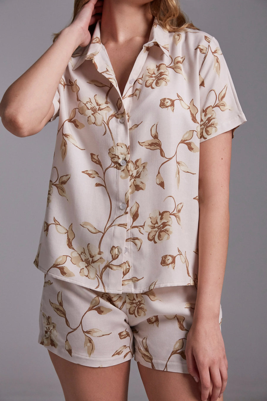 Conjunto de pijama Diane & Geordi con camisa estampada de manga corta y short a juego, elaborado en viscosa.