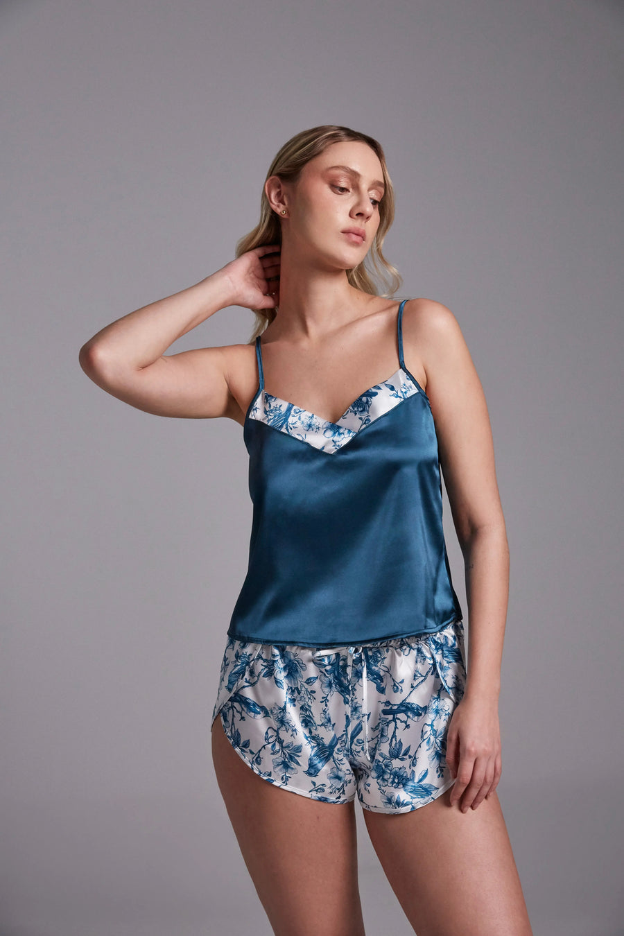 Conjunto de pijama Diane & Geordi con camiseta de tiras unicolor y short estampado, ideal para dormir con comodidad.