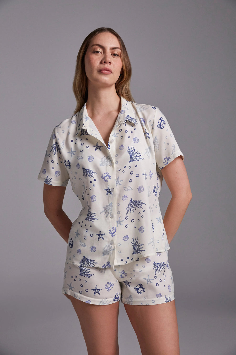 Conjunto de pijama Diane & Geordi con camisa estampada de manga corta y short a juego, elaborado en viscosa.
