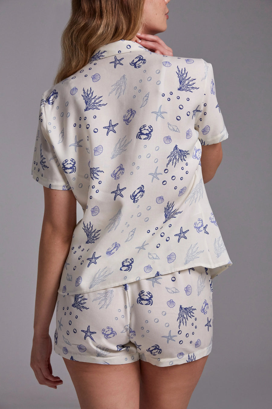 Conjunto de pijama Diane & Geordi con camisa estampada de manga corta y short a juego, elaborado en viscosa.