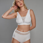Brasier, bra de mastectomí­a Diane & Geordi en encaje blanco, diseñado para brindar comodidad y soporte diario.