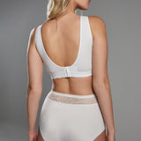 Brasier, bra de mastectomí­a Diane & Geordi en encaje blanco, diseñado para brindar comodidad y soporte diario.