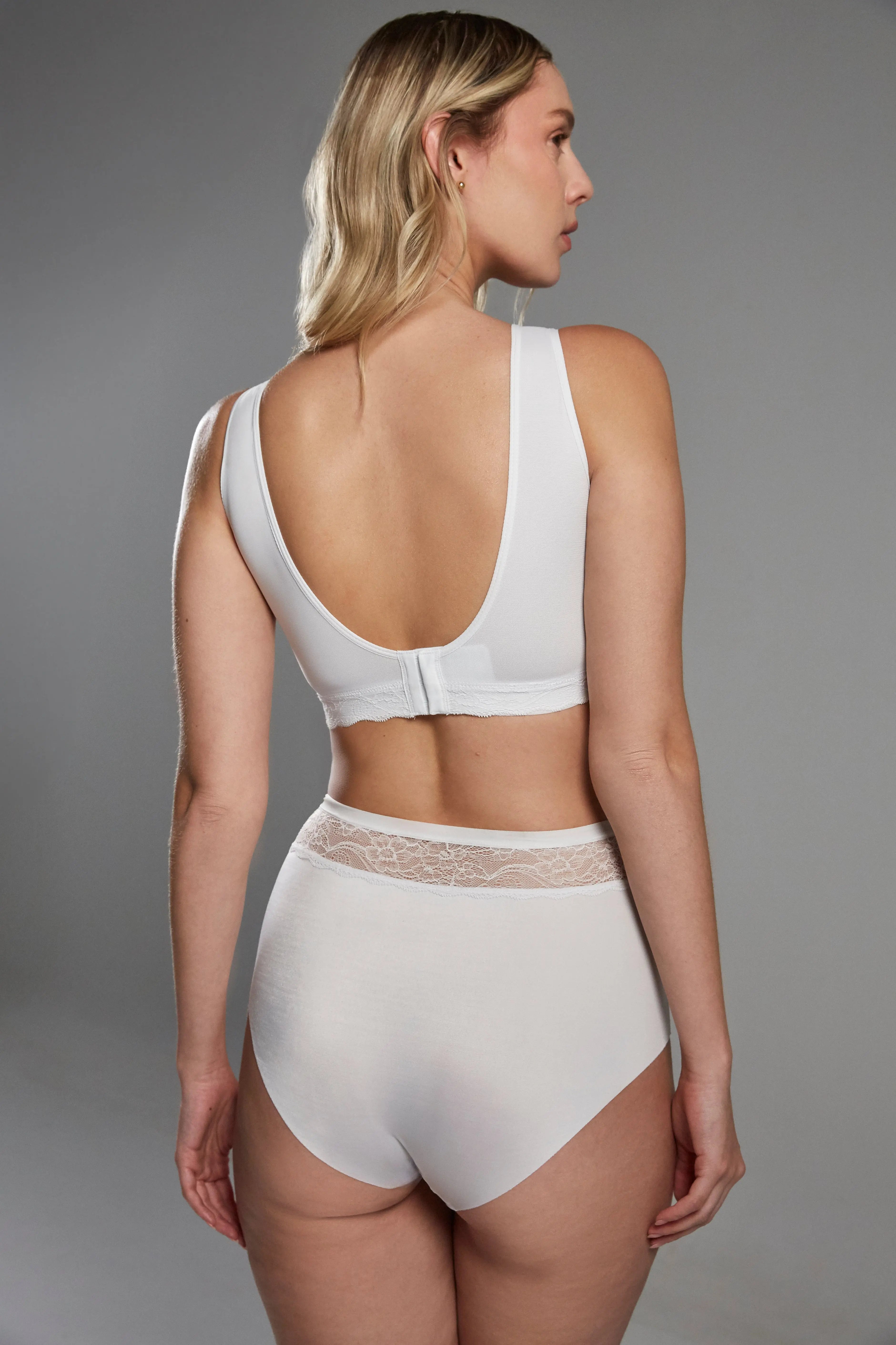 Brasier, bra de mastectomí­a Diane & Geordi en encaje blanco, diseñado para brindar comodidad y soporte diario.