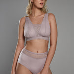 Brasier, bra de mastectomí­a Diane & Geordi en encaje gris claro, diseñado para brindar comodidad y soporte diario.